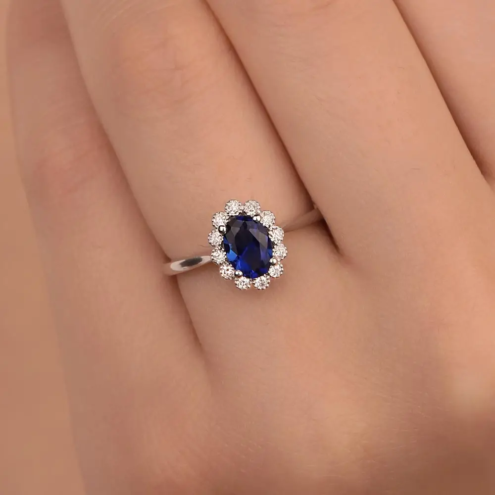 0.69 Karat Pırlantalı Oval Safir Yüzük