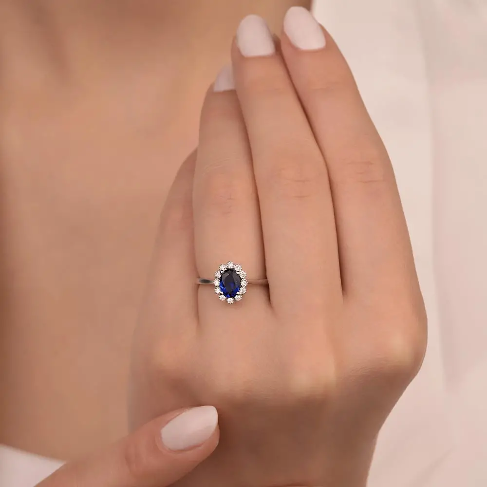 0.69 Karat Pırlantalı Oval Safir Yüzük