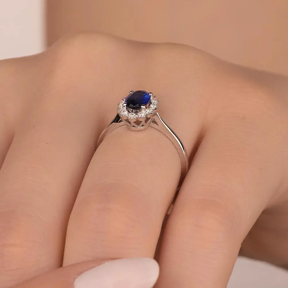 0.69 Karat Pırlantalı Oval Safir Yüzük