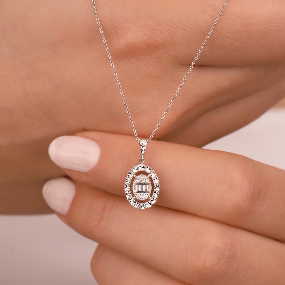 0,05 Karat Pırlanta Kalem İşlemeli Oval Baget Kolye