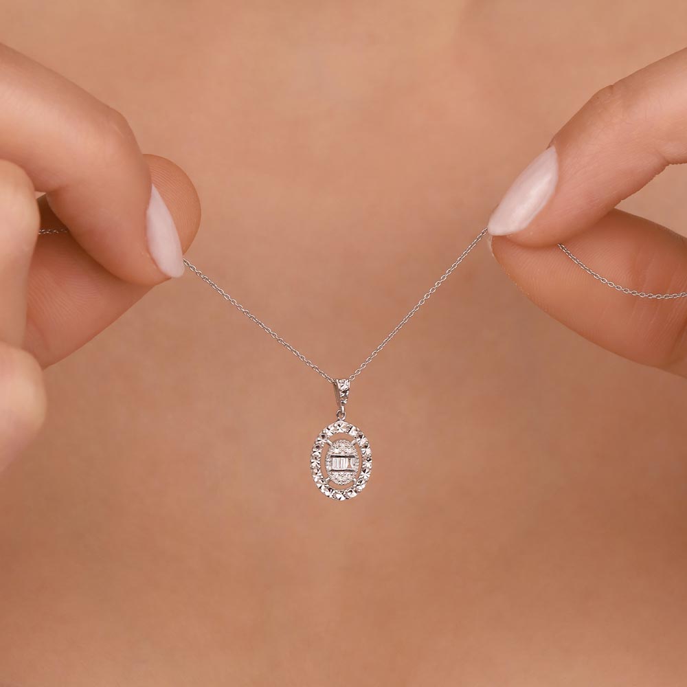 0,05 Karat Pırlanta Kalem İşlemeli Oval Baget Kolye