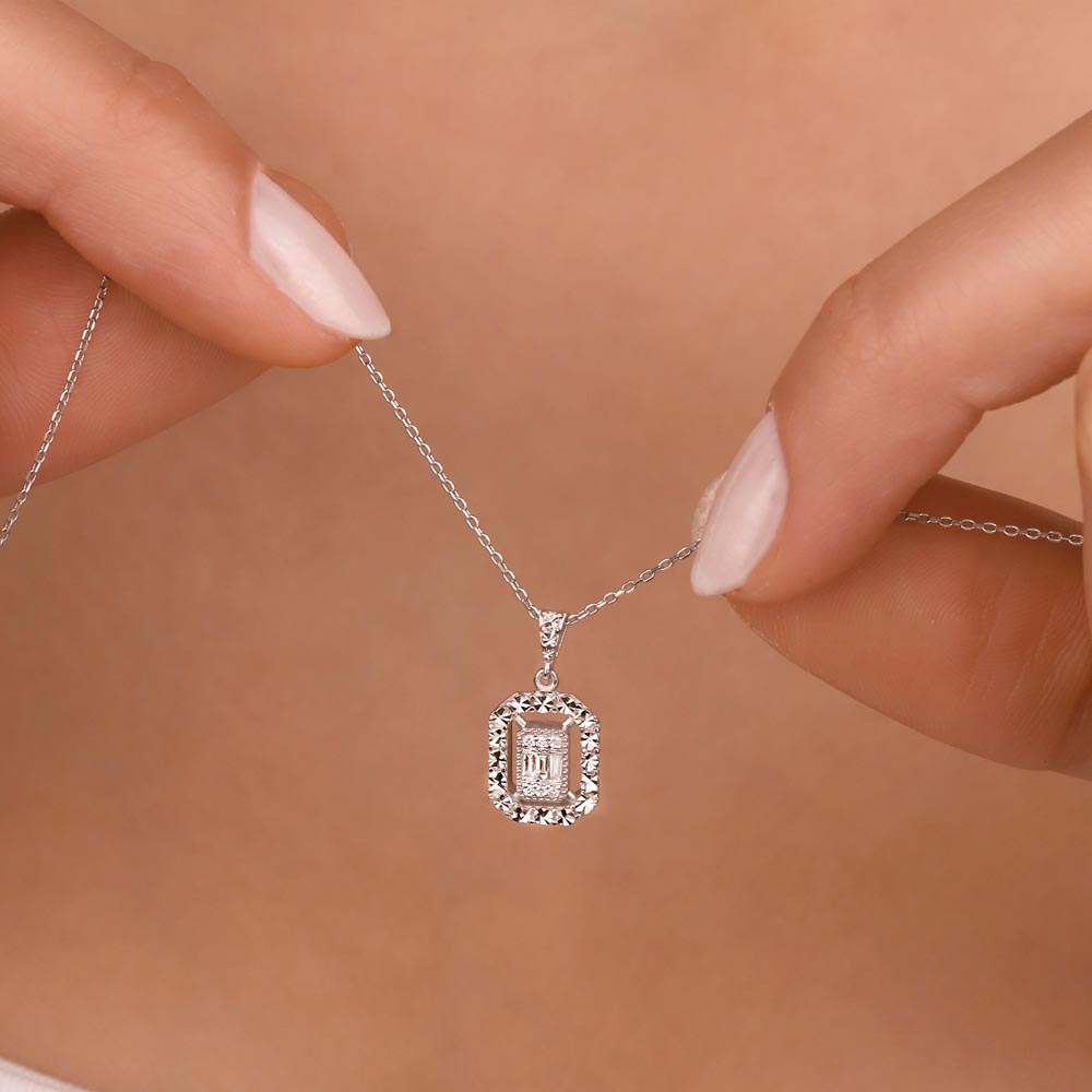 0.08 Karat Pırlanta Kalem İşlemeli Baget Kolye