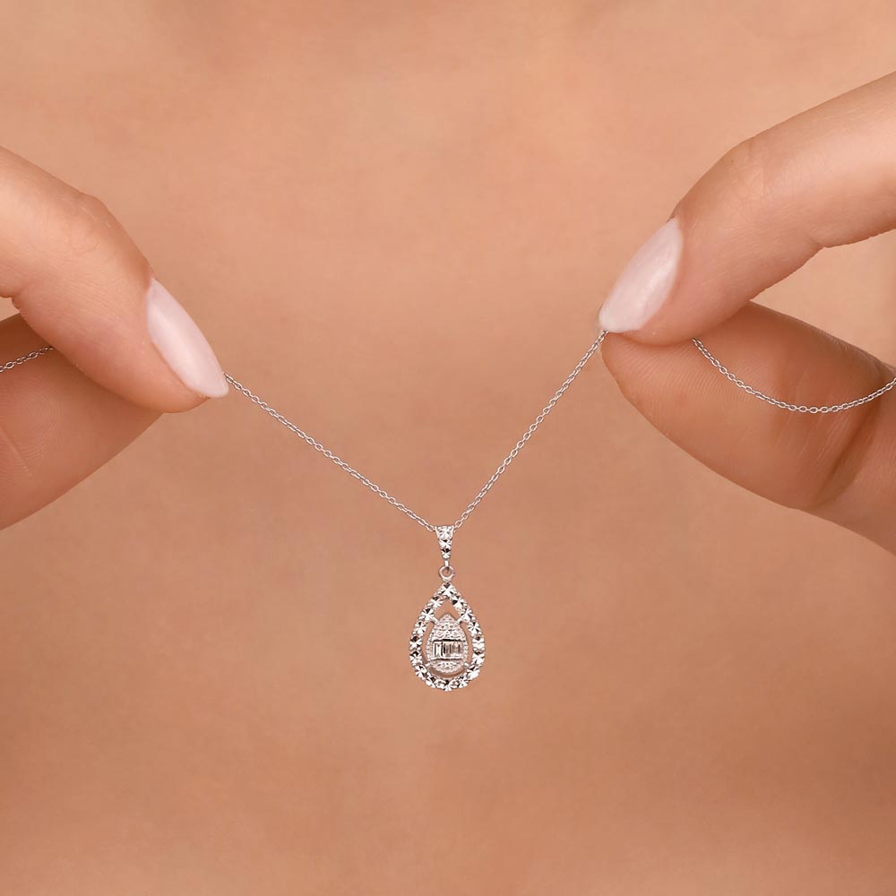 0,05 Karat Pırlanta Kalem İşlemeli Damla Baget Kolye