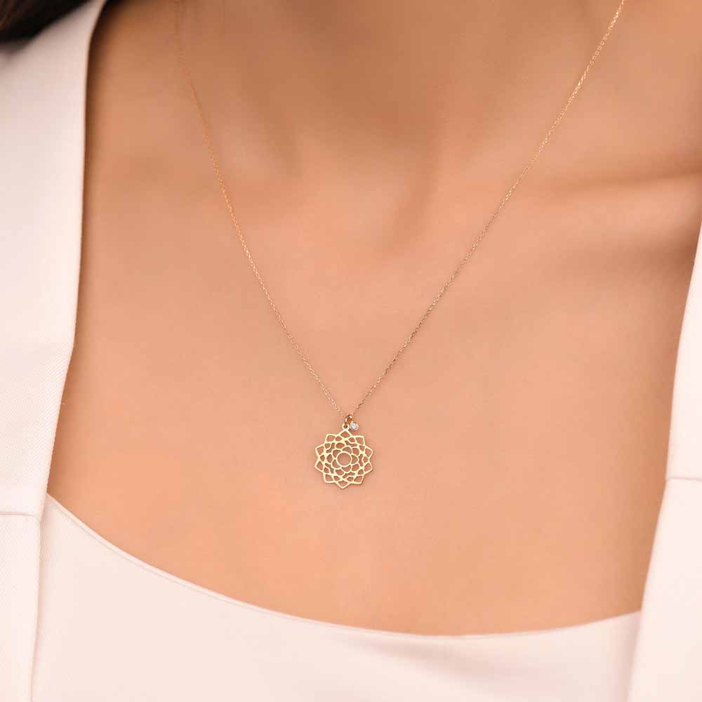 Pırlanta Lotus Çiçeği Hediyelik Kolye