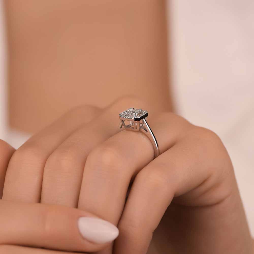 0,35 Karat Pırlanta Taşlı Kare Baget Yüzük