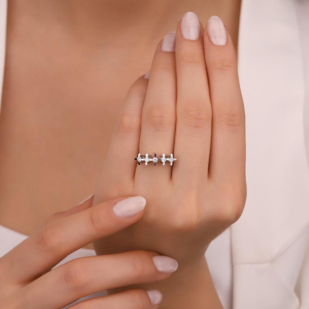 Beştaş Yüzükler 0,20 Karat Pırlanta Badem Tırnak Serene Beştaş Yüzük