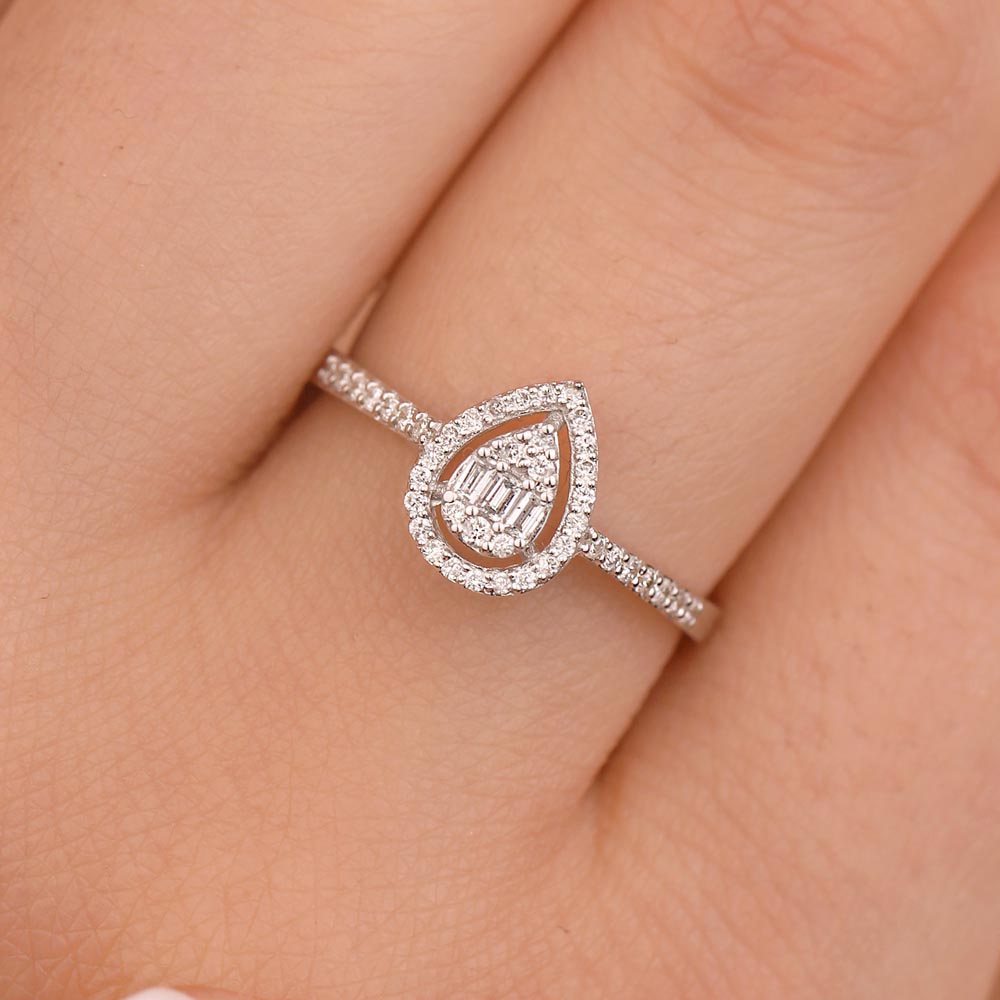 0.32 Karat Pırlanta Damla Baget Yüzük