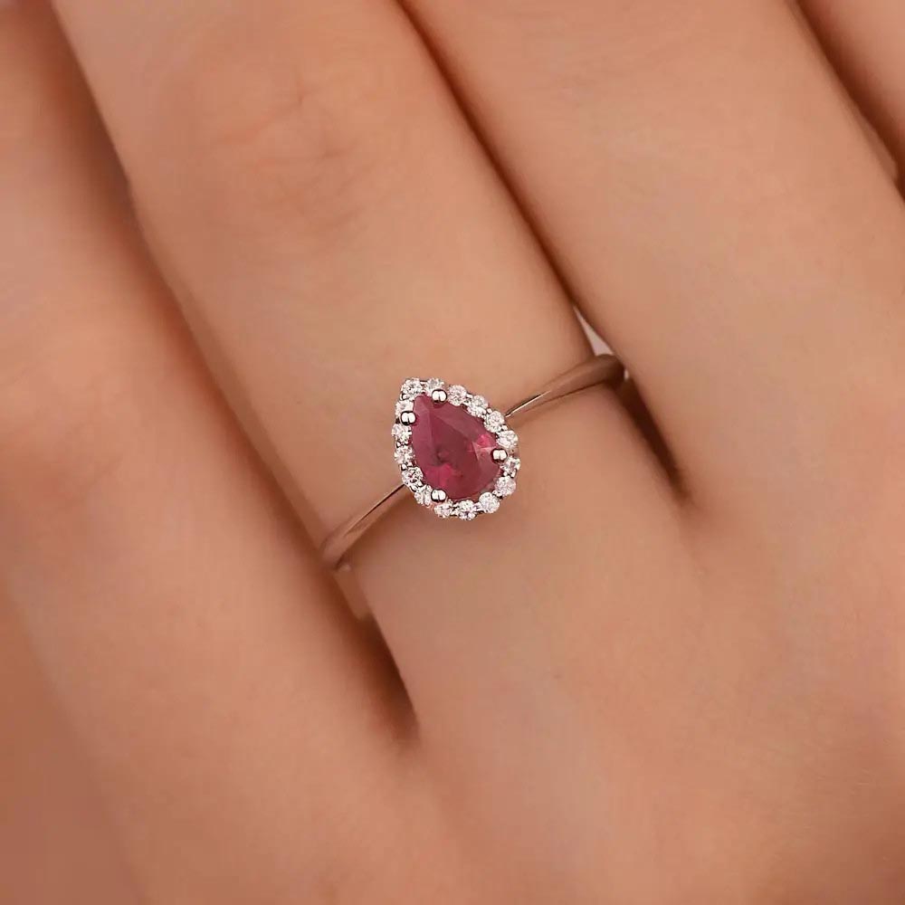 0,68 Karat Pırlanta Damla Kesim Stern Yakut Yüzük