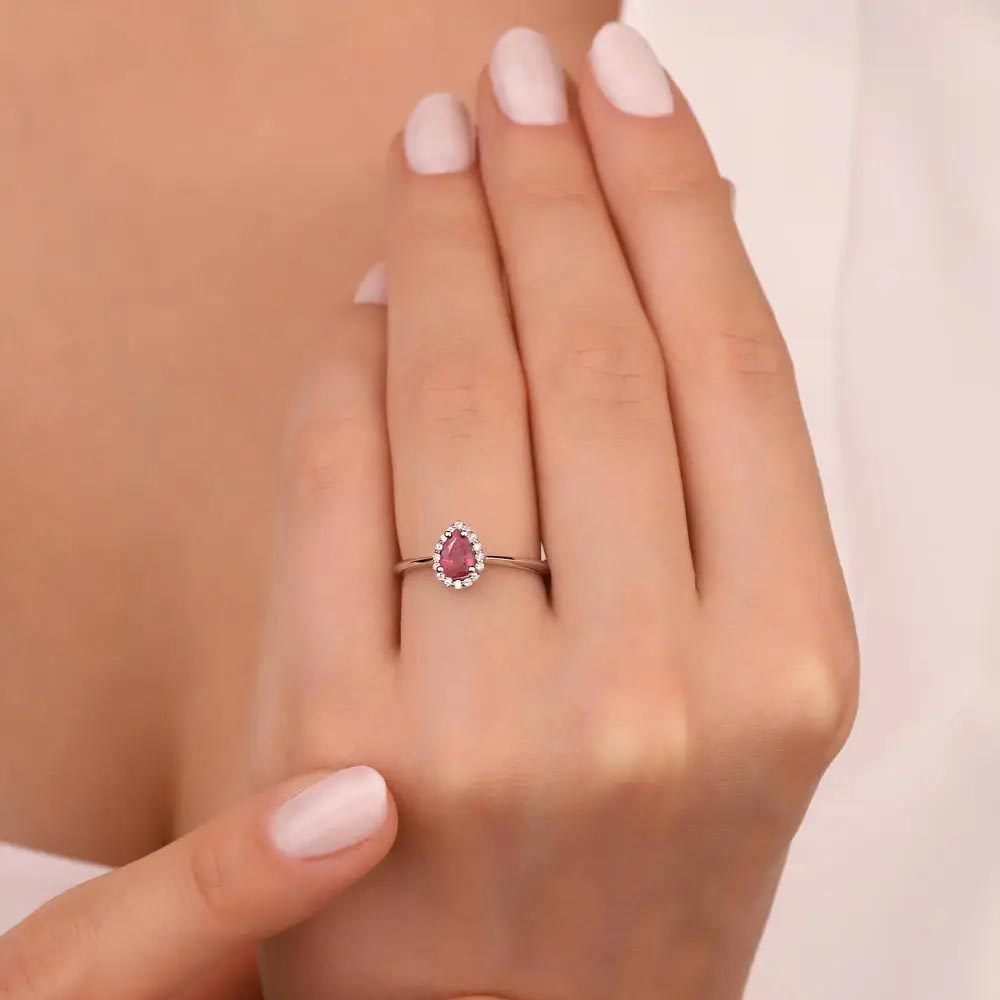 0,68 Karat Pırlanta Damla Kesim Stern Yakut Yüzük