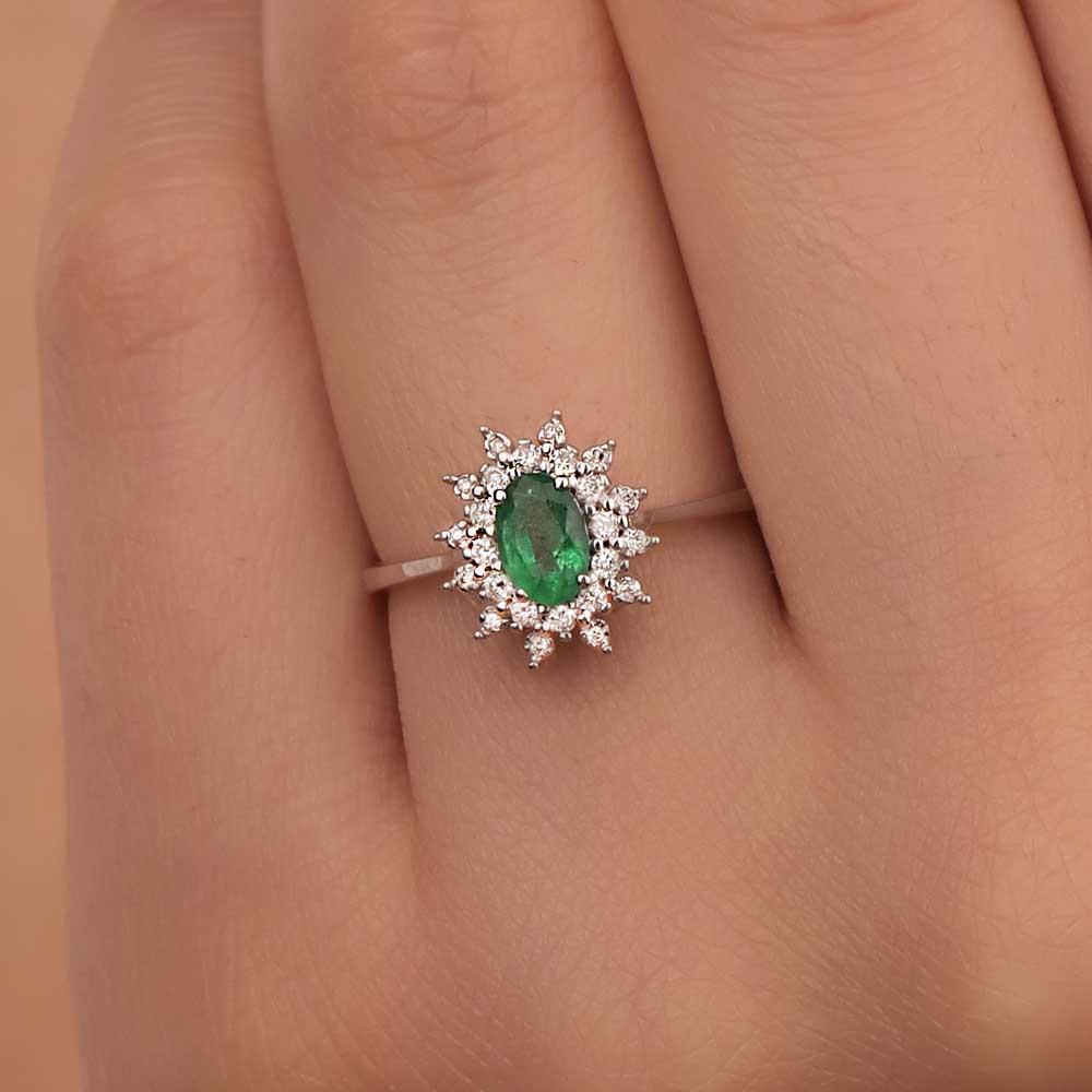 0,52 Karat Pırlanta Oval Jasmine Zümrüt Yüzük