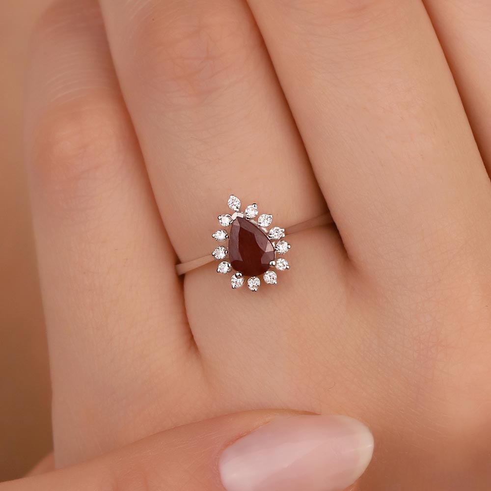 0,91 Karat Pırlanta Damla Kesim Stern Yakut Yüzük