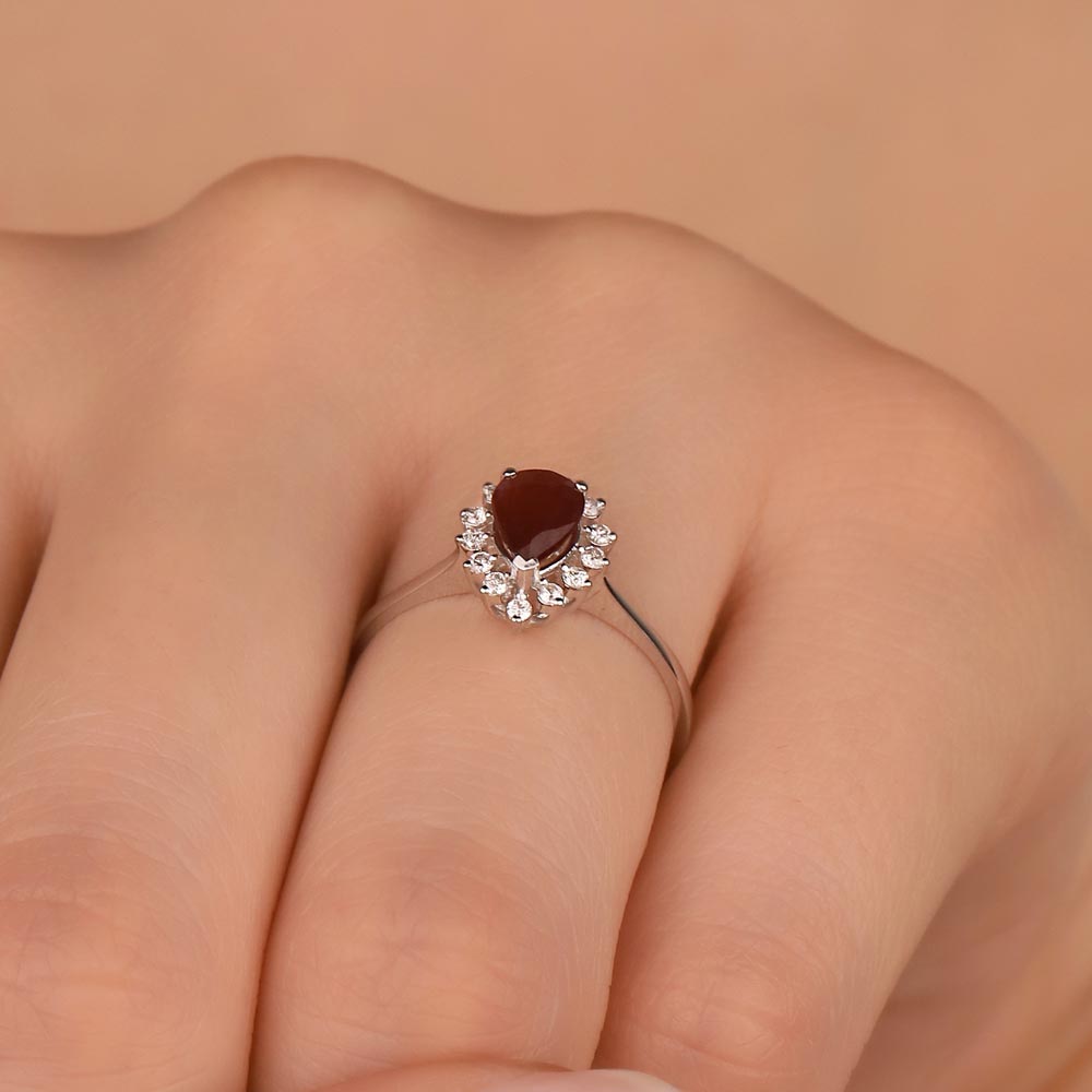 0,91 Karat Pırlanta Damla Kesim Stern Yakut Yüzük