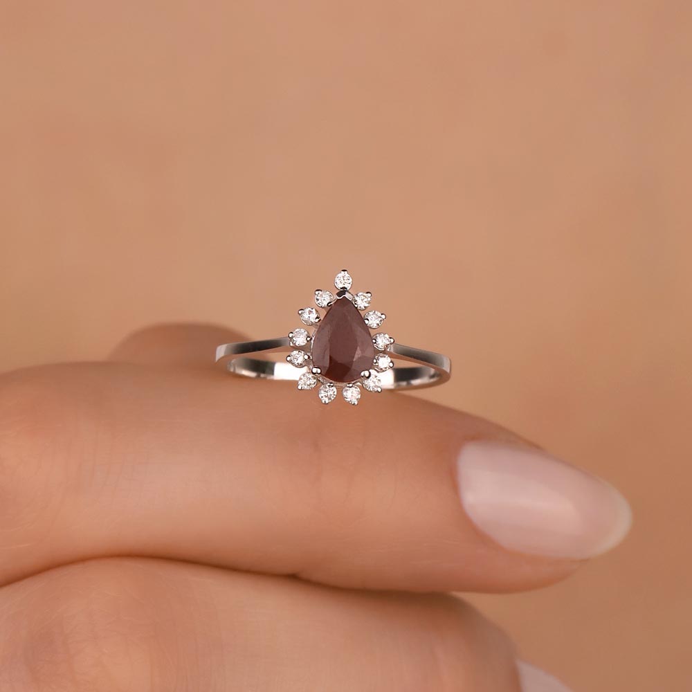 0,91 Karat Pırlanta Damla Kesim Stern Yakut Yüzük